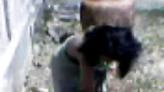 ದೊಡ್ಡ ಗುಂಡಿಯ ಕೊಂಬಿನ ಶ್ಯಾಮಲೆ ಸೋಫಾದಲ್ಲಿ ಕಠಿಣವಾದ ಏಕವ್ಯಕ್ತಿ ಪ್ರದರ್ಶನ ನೀಡುತ್ತದೆ