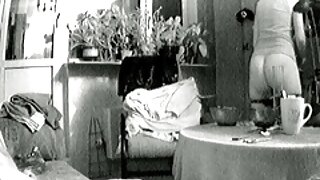 ಮೋಡಿಮಾಡುವ ತರುಣಿ ಆಬ್ರೆ ಆಡಮ್ಸ್ ನಾಯಿಯ ಭಂಗಿಯಲ್ಲಿ ಕುಣಿದಾಡುತ್ತಾಳೆ
