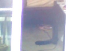 ಸಲಾಸಿಯಸ್ ಶ್ಯಾಮಲೆ ಇವಾ ಲೋವಿಯಾ ಮೆಟ್ಟಿಲುಗಳ ಮೇಲೆ ಕೊಂಬಿನ ಫೈರ್‌ಮ್ಯಾನ್‌ನೊಂದಿಗೆ ಕ್ವಿಕಿಯನ್ನು ಹೊಂದಿದ್ದಾಳೆ